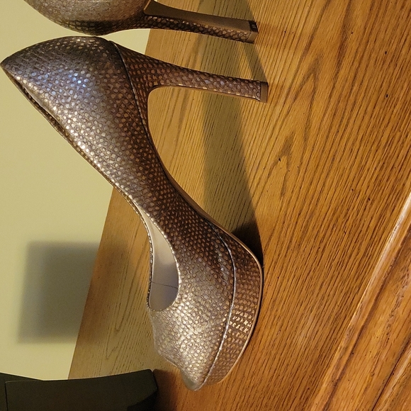 Stunning gold open toe pumps by Anne Klein - Picture 3 of 6